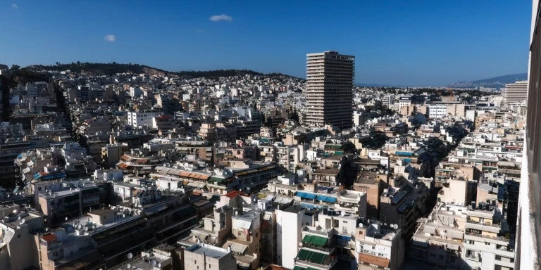 Διθύραμβοι γαλλικού τύπου για τη «Χρυσή Βίζα» της Ελλάδας: «Στρώνει κόκκινα χαλιά σε Κινέζους επενδυτές»